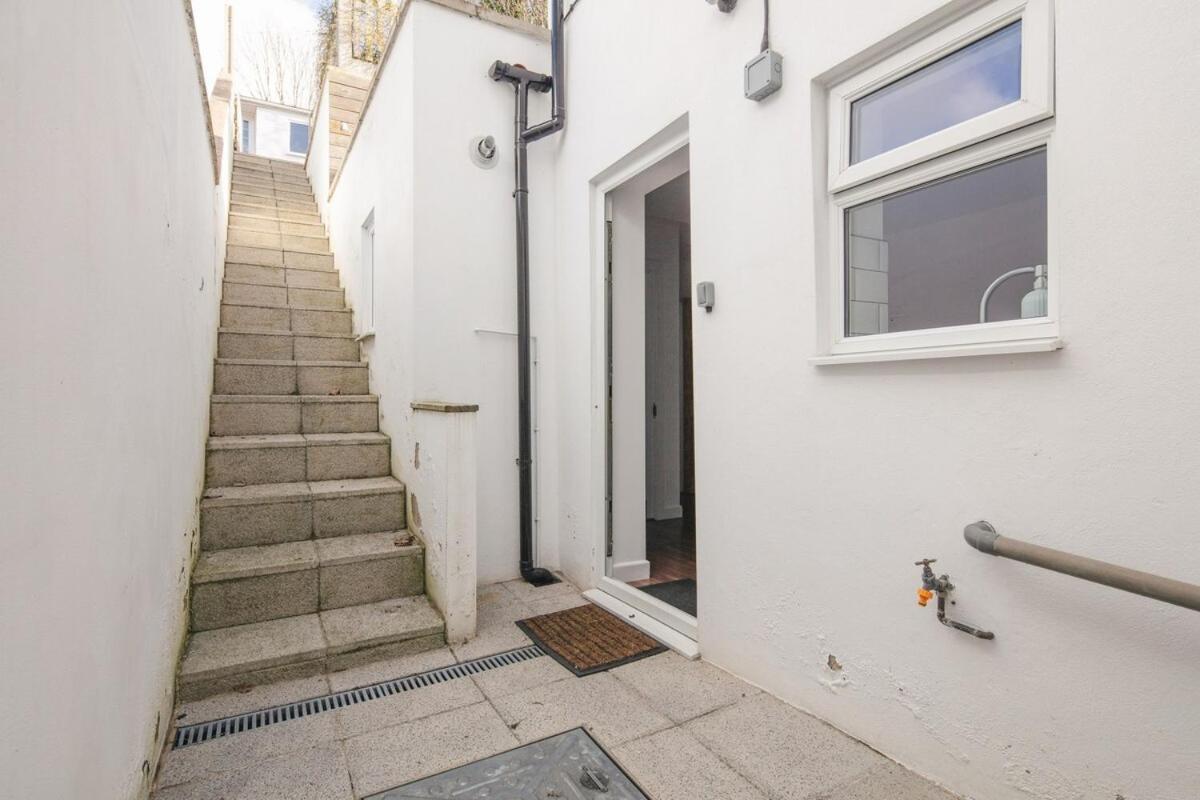 Spacious 3 Bedroom With Ps5 And Pool Table Near O2 Arena Canary Wharf And Elizabeth Line To Apartamento *